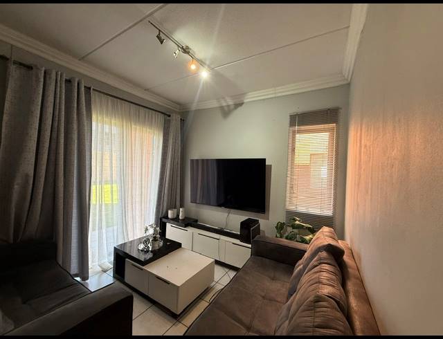 2 BEDROOM APARTMENT FOR SALE IN KEMPTON PARK CENTRAL